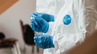 Agenti imigracijske uprave pomažu u sigurnosnim kontrolama zrakoplovnih luka tijekom djelomičnog zatvaranja