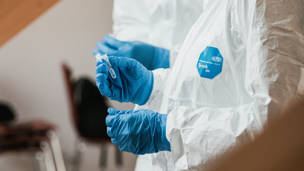 Agenti imigracijske uprave pomažu u sigurnosnim kontrolama zrakoplovnih luka tijekom djelomičnog zatvaranja